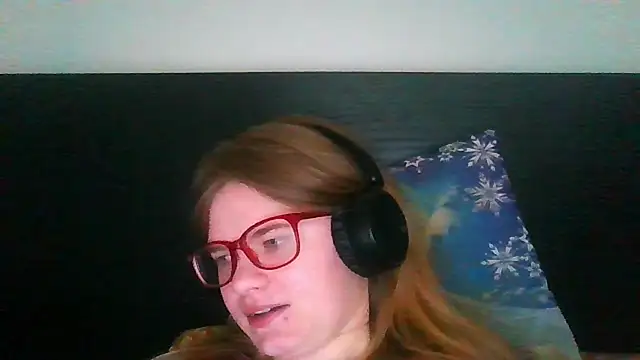 Snapshot of Moonolighta chatting on October 7, 2025, 7:38 am Moonolighta online show from October 7, 2025, 7:38 am