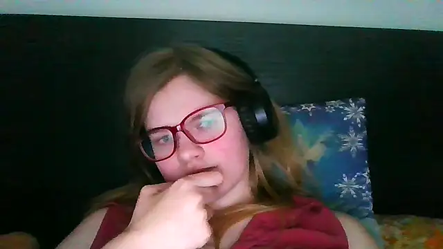 Snapshot of Moonolighta chatting on October 8, 2025, 2:04 pm Moonolighta online show from October 8, 2025, 2:04 pm