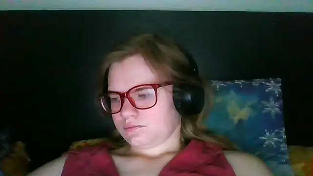 Snapshot of Moonolighta chatting on October 9, 2025, 7:28 am Moonolighta online show from October 9, 2025, 7:28 am