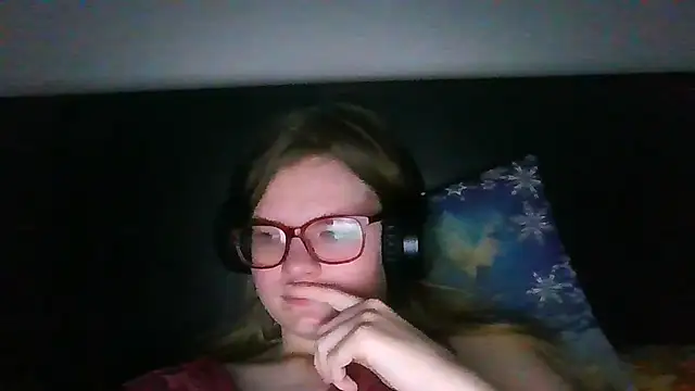 Snapshot of Moonolighta chatting on October 10, 2025, 6:45 am Moonolighta online show from October 10, 2025, 6:45 am