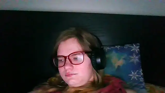 Snapshot of Moonolighta chatting on October 13, 2025, 6:46 am Moonolighta online show from October 13, 2025, 6:46 am