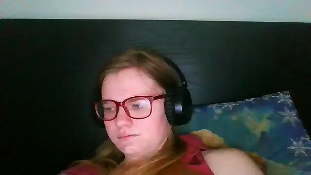 Snapshot of Moonolighta chatting on October 14, 2025, 6:58 am Moonolighta online show from October 14, 2025, 6:58 am