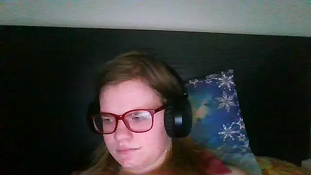 Snapshot of Moonolighta chatting on October 27, 2025, 8:07 am Moonolighta online show from October 27, 2025, 8:07 am