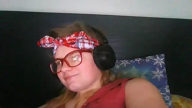 Snapshot of Moonolighta chatting on October 28, 2025, 9:57 am Moonolighta online show from October 28, 2025, 9:57 am