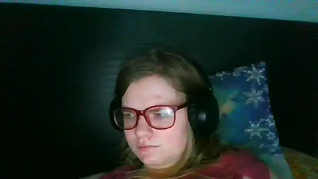 Snapshot of Moonolighta chatting on October 31, 2025, 7:31 am Moonolighta online show from October 31, 2025, 7:31 am