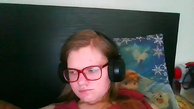 Snapshot of Moonolighta chatting on November 1, 2025, 10:17 am Moonolighta online show from November 1, 2025, 10:17 am