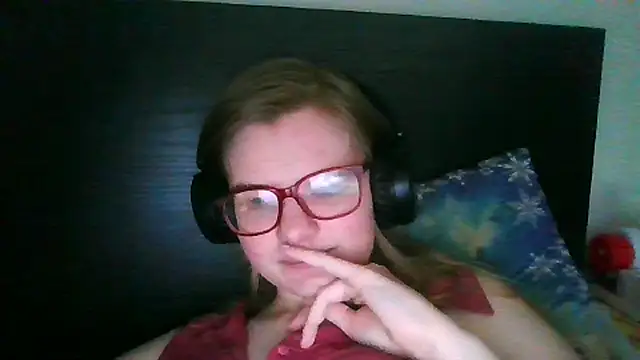 Snapshot of Moonolighta chatting on November 3, 2025, 12:17 pm Moonolighta online show from November 3, 2025, 12:17 pm