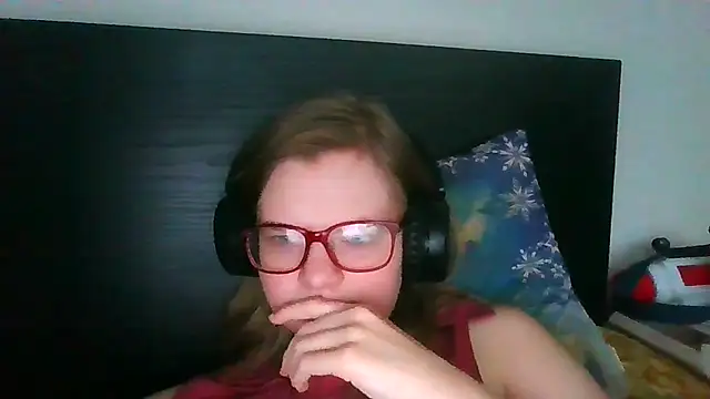 Snapshot of Moonolighta chatting on November 4, 2025, 10:36 am Moonolighta online show from November 4, 2025, 10:36 am