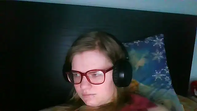 Snapshot of Moonolighta chatting on November 5, 2025, 8:03 am Moonolighta online show from November 5, 2025, 8:03 am