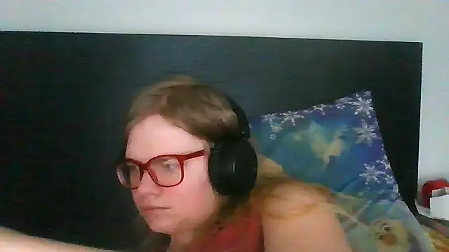 Snapshot of Moonolighta chatting on November 6, 2025, 9:21 am Moonolighta online show from November 6, 2025, 9:21 am