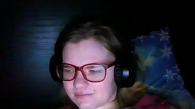 Snapshot of Moonolighta chatting on November 7, 2025, 3:56 pm Moonolighta online show from November 7, 2025, 3:56 pm