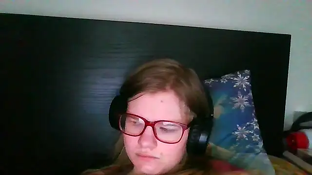 Snapshot of Moonolighta chatting on November 9, 2025, 8:34 am Moonolighta online show from November 9, 2025, 8:34 am