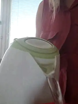 Snapshot of Moonolighta chatting on November 12, 2025, 10:15 am Moonolighta online show from November 12, 2025, 10:15 am