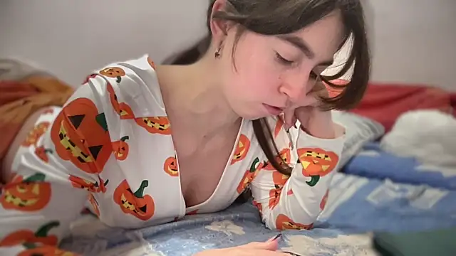 Rosea Champagne online show from November 3, 2025, 1:12 pm