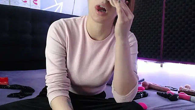 karlamoon23 online show from October 26, 2025, 11:27 am