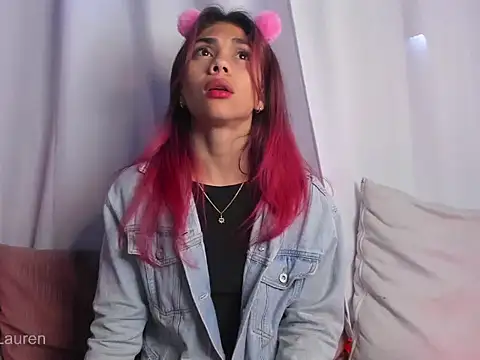 Snapshot of Laurenn_2 chatting on October 14, 2025, 5:03 pm Laurenn 2 online show from October 14, 2025, 5:03 pm