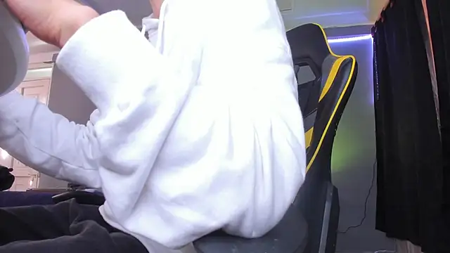 alexgiraldo   online show from October 2, 2025, 12:01 pm