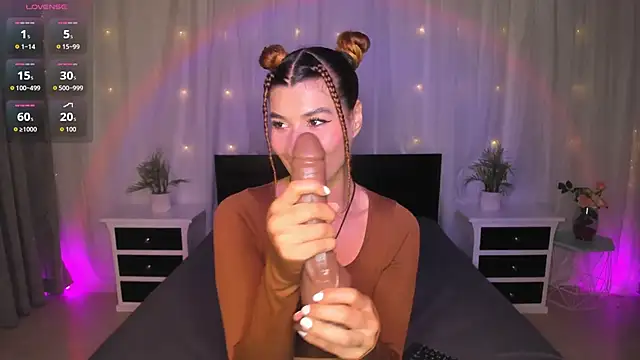 Snapshot of Evolet_Bee chatting on October 18, 2025, 1:34 pm Evolet Bee online show from October 18, 2025, 1:34 pm