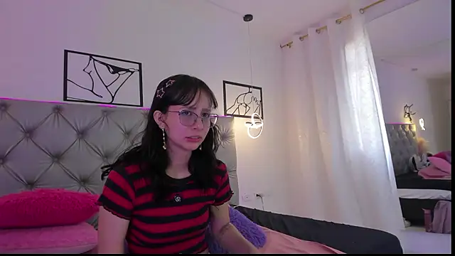 Naughty Couple83 online show from February 5, 2026, 7:18 pm