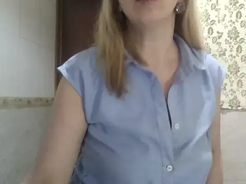 Snapshot of MiyaHottie chatting on November 10, 2025, 4:22 am MiyaHottie online show from November 10, 2025, 4:22 am