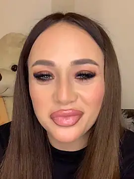 hannacandii online show from November 11, 2025, 5:46 pm