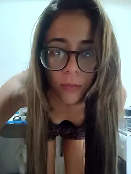 vivizinha27 online show from May 12, 2026, 9:45 pm
