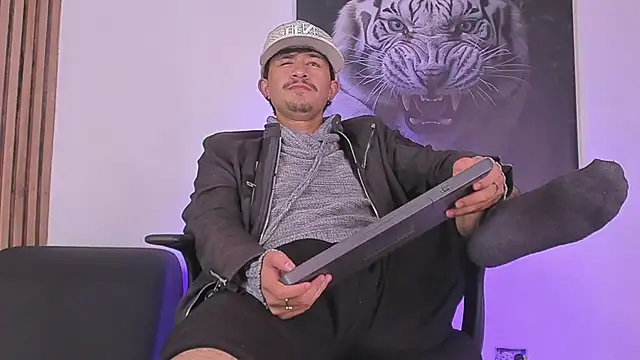 DimitriDeluxe online show from September 28, 2025, 11:48 am