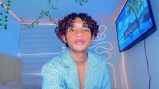 Snapshot of Aaron_Wiinter chatting on October 24, 2025, 8:38 pm Aaron Wiinter online show from October 24, 2025, 8:38 pm