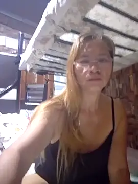 Snapshot of SexyHottMom chatting on October 5, 2025, 8:40 pm SexyHottMom online show from October 5, 2025, 8:40 pm