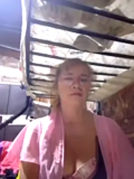 Snapshot of SexyHottMom chatting on October 19, 2025, 8:09 pm SexyHottMom online show from October 19, 2025, 8:09 pm