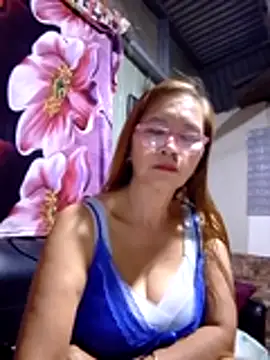 Snapshot of SexyHottMom chatting on November 3, 2025, 12:28 pm SexyHottMom online show from November 3, 2025, 12:28 pm