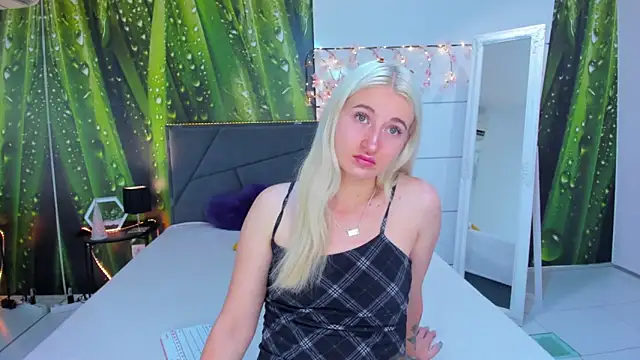 HollyTailors online show from September 30, 2025, 5:34 am