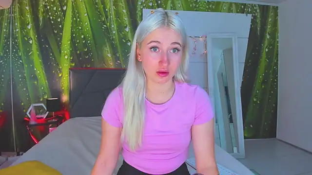 HollyTailors online show from October 6, 2025, 5:27 am