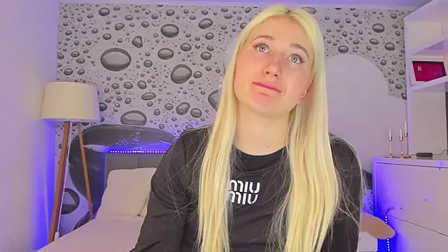 HollyTailors online show from March 28, 2026, 1:22 pm