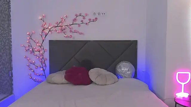 HollyTailors online show from April 14, 2026, 12:22 pm