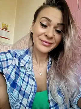 Snapshot of iSelena chatting on September 18, 2025, 4:58 am iSelena online show from September 18, 2025, 4:58 am