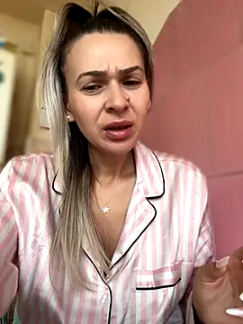 Snapshot of iSelena chatting on October 10, 2025, 5:50 am iSelena online show from October 10, 2025, 5:50 am