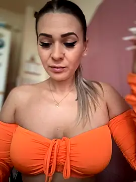 Snapshot of iSelena chatting on October 13, 2025, 4:56 am iSelena online show from October 13, 2025, 4:56 am