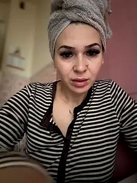 Snapshot of iSelena chatting on November 10, 2025, 6:01 am iSelena online show from November 10, 2025, 6:01 am