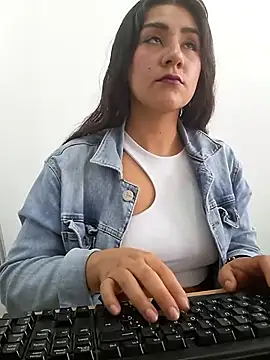 CAROLINE  07 online show from November 20, 2025, 12:38 pm