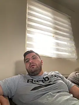 raulgzz4 online show from April 14, 2026, 4:02 pm