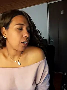 IVONNE COLLINS33 online show from November 4, 2025, 3:22 pm