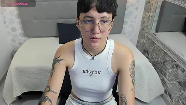 emahills  axelrose online show from September 13, 2025, 8:19 pm