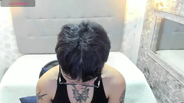 emahills  axelrose online show from September 16, 2025, 1:17 am