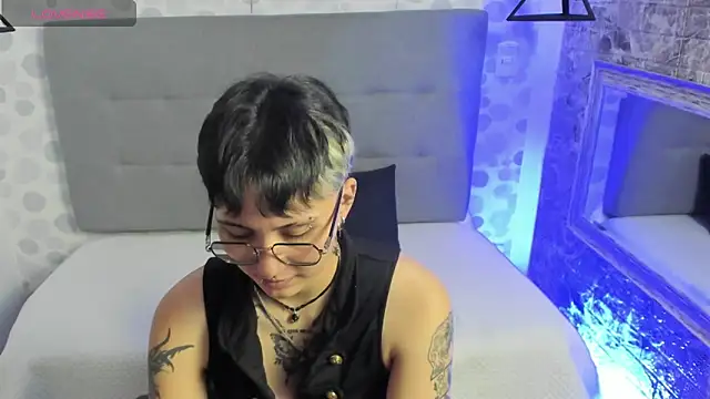 emahills  axelrose online show from September 20, 2025, 2:23 am