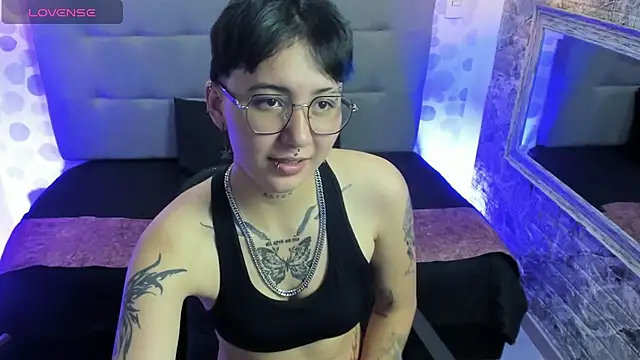 emahills  axelrose online show from September 22, 2025, 8:33 pm