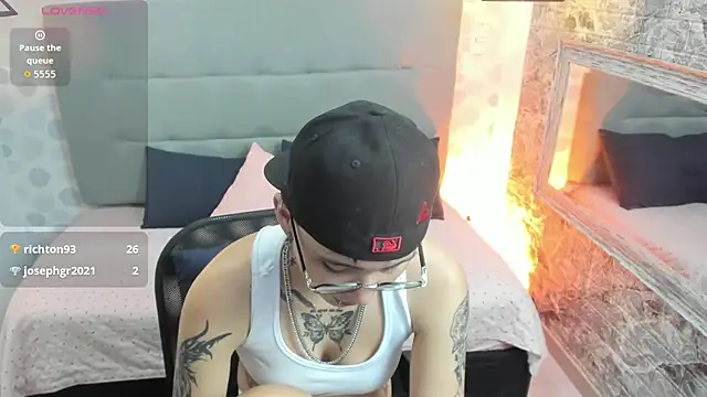 emahills  axelrose online show from October 9, 2025, 1:42 pm