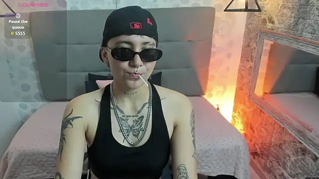 emahills  axelrose online show from October 12, 2025, 5:06 am