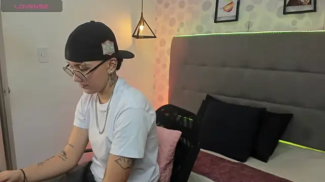 emahills  axelrose online show from November 11, 2025, 3:17 am