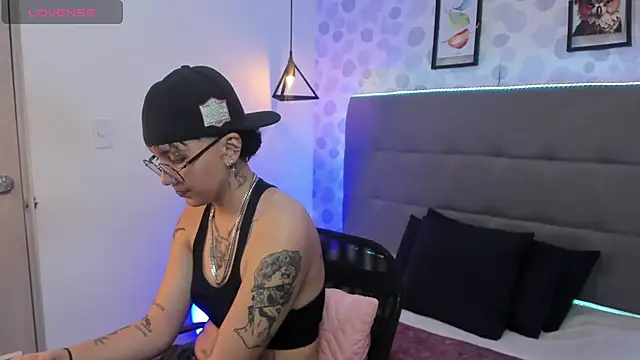 emahills  axelrose online show from November 12, 2025, 8:04 am